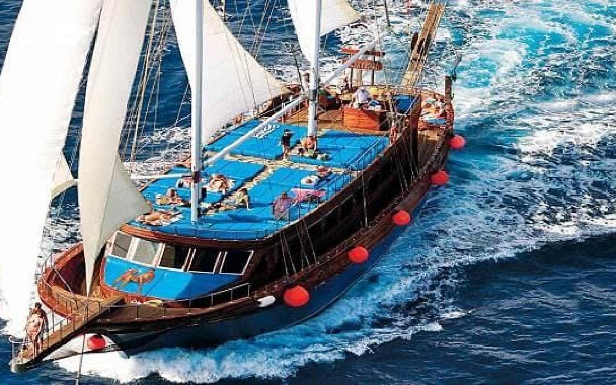 Pirate Ship to the “White Island” in Ras Mohamed Sharm El Sheikh