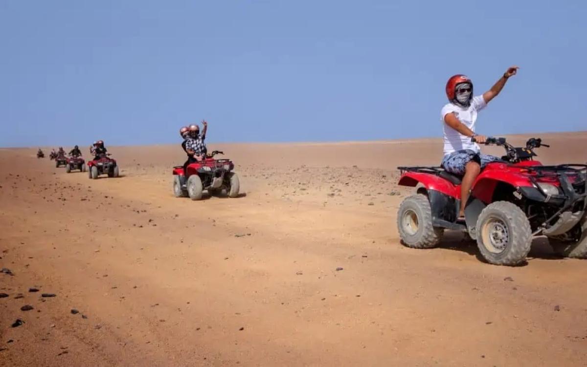 Guardare il tramonto sull’ATV con cena e spettacolo nel deserto di Sharm El Sheikh